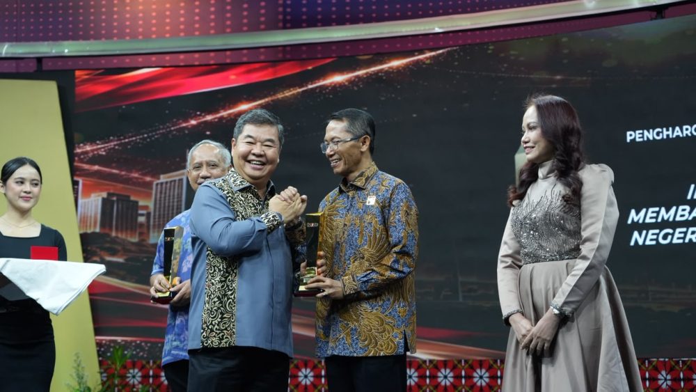 Kepala BP Batam Amsakar Achmad menerima penghargaan Inovasi Membangun Negeri 2026 dari tvOne.