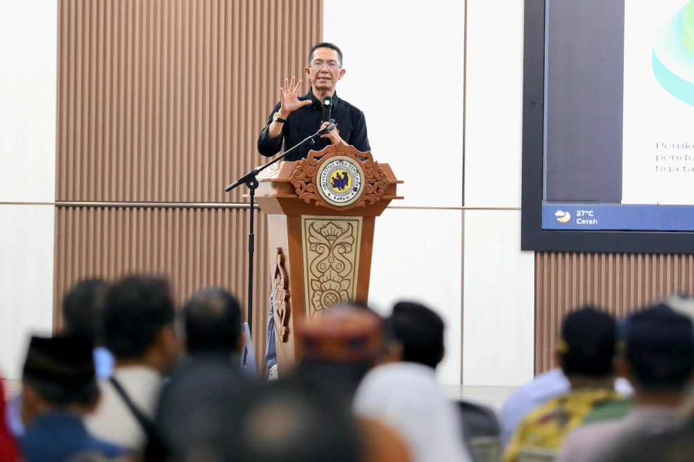Wali Kota Batam Amsakar Achmad berdialog bersama warga.