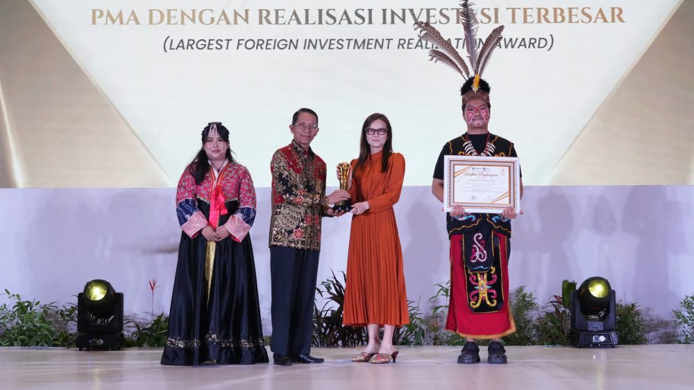 Kepala BP Batam Amsakar Achmad bersama jajaran pejabat dan perwakilan perusahaan dalam acara Anugerah Investasi BP Batam 2026 di Grand Mercure Batam Centre.