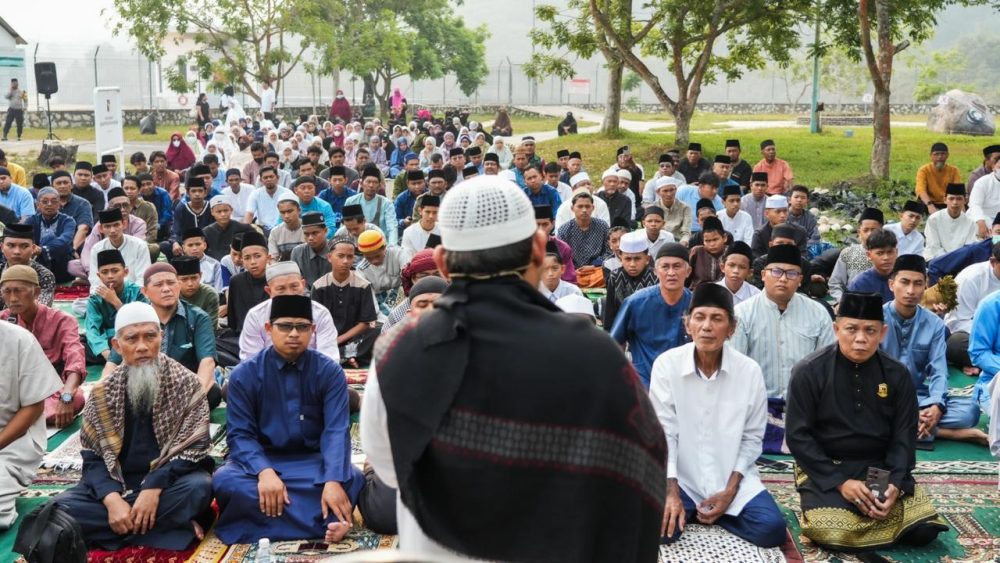 Warga mengikuti Salat Istisqa bersama BP Batam di area Waduk Nongsa, Batam, Kepulauan Riau, Jumat 9 Oktober 2026.