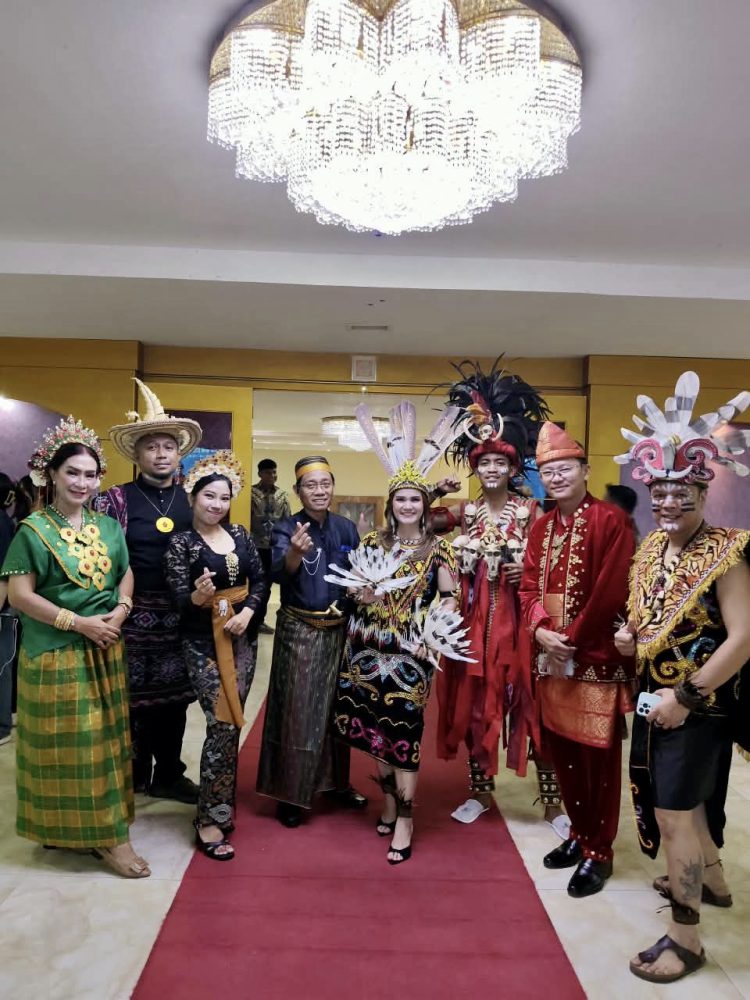 Peserta Munas VIII HPI 2026 mengenakan ragam pakaian adat Nusantara dalam acara pembukaan di Batam.
