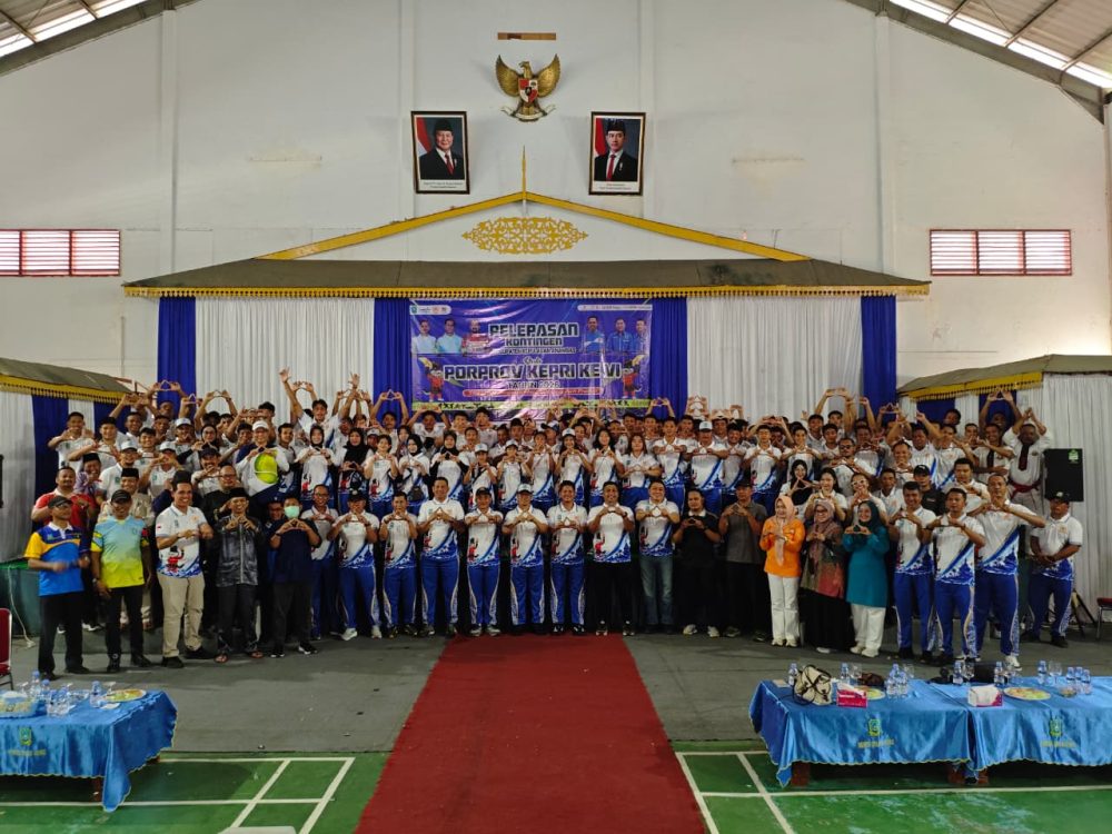 Bupati Kepulauan Anambas Aneng melepas kontingen daerah yang akan mengikuti Pekan Olahraga Provinsi Kepri VI 2026 di Gedung BPMS, Tarempa.