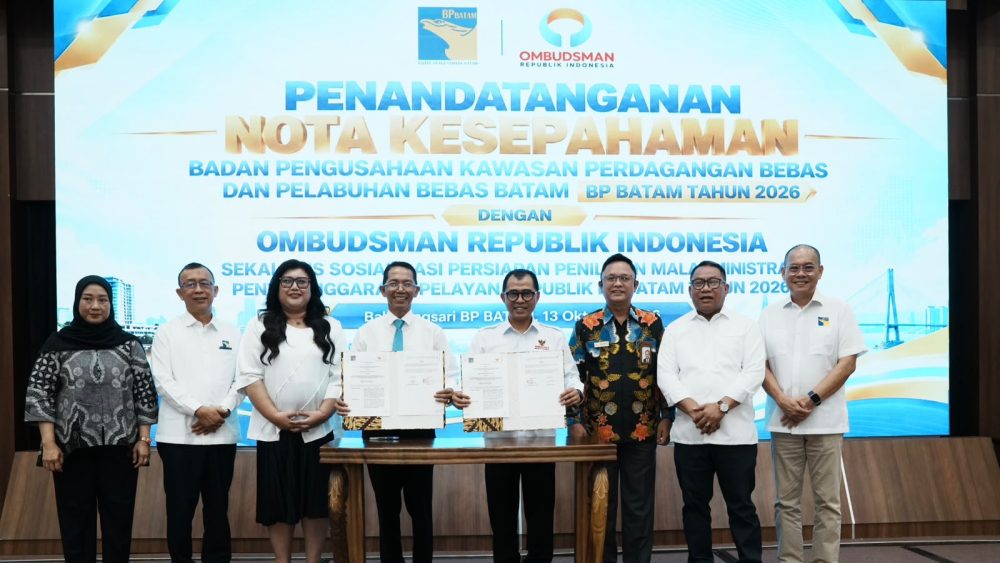 Amsakar Achmad dan Nuzran Joher menandatangani nota kesepahaman kerja sama BP Batam dan Ombudsman RI di Balairung Sari BP Batam, 13 Oktober 2026.