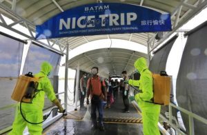 TKI dari Malaysia tiba di Pelabuhan Feri Internasional Batam Center TKI