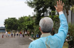Gubernur Jawa Tengah Ganjar Pranowo mengunjungi pasien Covid-19 di Asrama Haji Donohudan, Boyolali, Selasa (19 Januari).