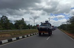 Kendaraan taktis Sat Brimob Polda Kepri mengawal kedatangan vaksin Covid