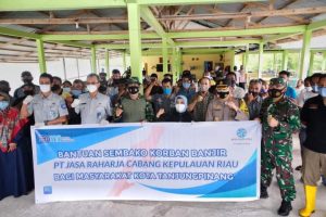 Penyerahan bantuan oleh Jasa Raharja dan Pemko Tanjungpinang