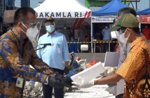 Penyerahan santunan kepada korban Sriwijaya Air