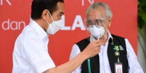 Presiden Jokowi menerima vaksin Covid-19 perdana