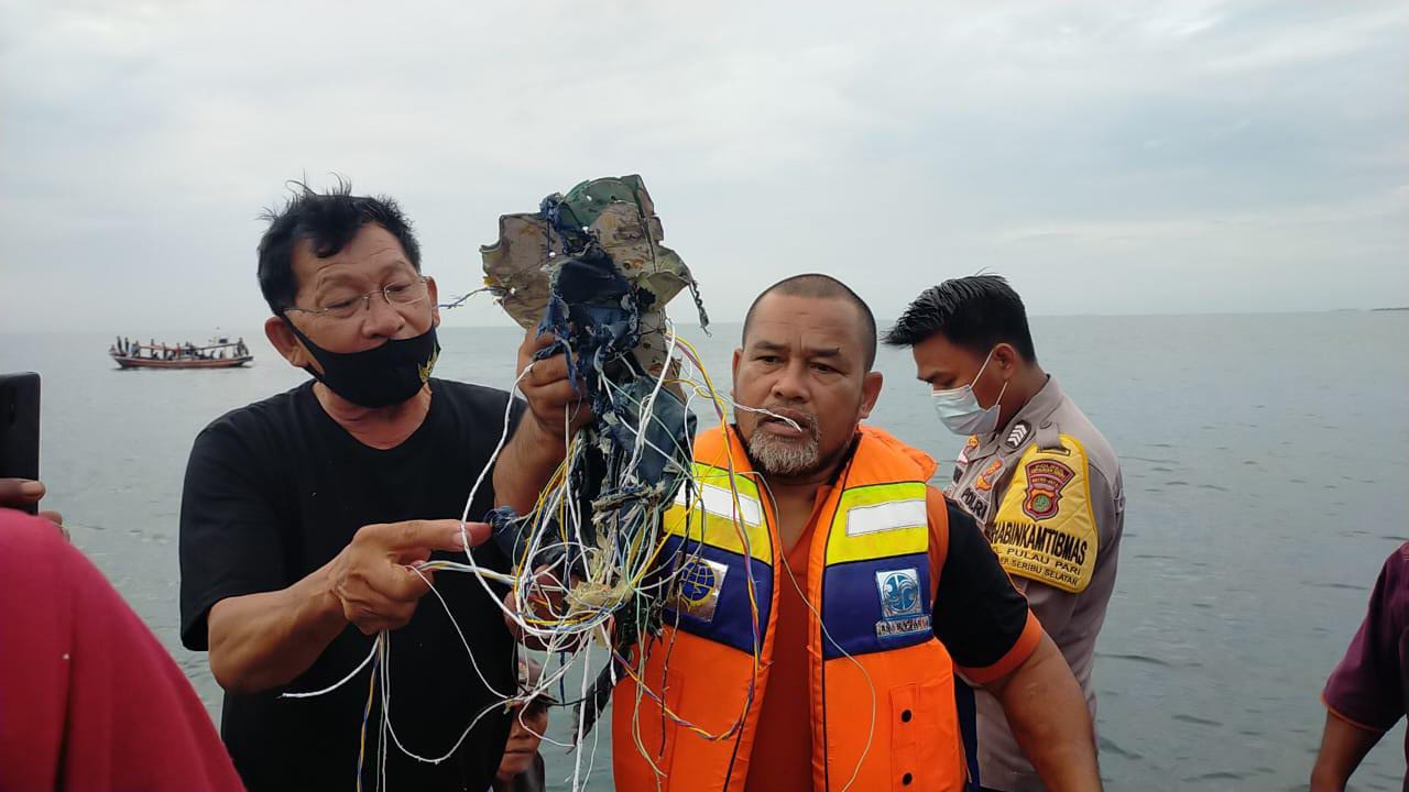 serpihan pesawat sriwijaya air