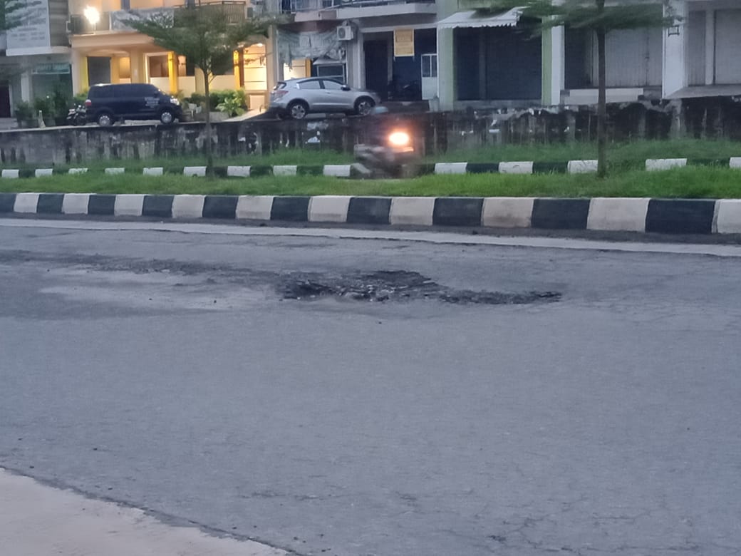 Jalan Berlubang