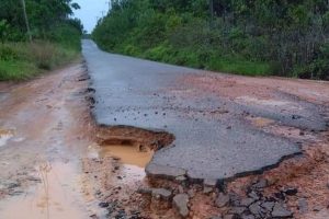 jalan rusak di singkep barat