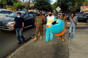 Satpol PP Tanjungpinang menertibkan badut dan manusia silver di simpang-simpang lampu merah, Sabtu (6/2/2021).