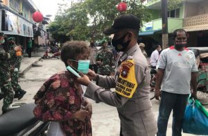 Polresta Barelang bagikan masker ke warga Batam
