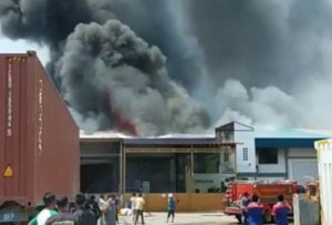 Kebakaran di gudang penyimpanan sepeda di Kawasan Hijrah Industri Estate, Batam Center, Minggu (28/2/2021).