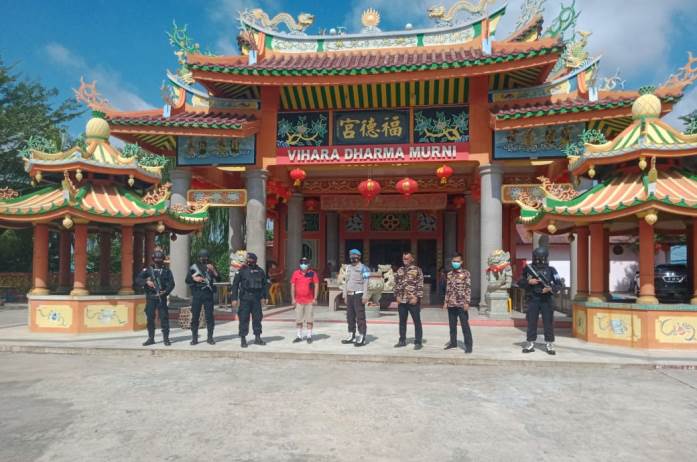 Kepolisian melakukan pengamanan vihara dan kelenteng di Batam, Jumat (12/2/2021).