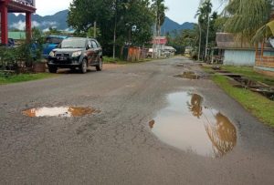 Jalan rusak di Lingga