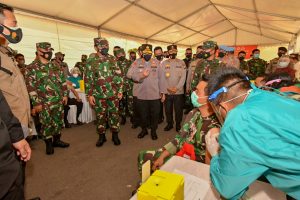 Vaksinasi TNI-Polri di Kepri