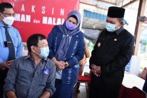 Gubernur Kepri Ansar Ahmad melihat vaksinasi lansia