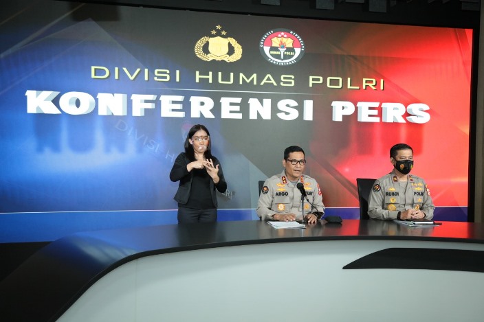 Kadiv Humas Polri Irjen Pol Argo Yuwono Kadiv Humas Polri Irjen Pol Argo Yuwono memberikan keterangan terkait bom bunuh diri