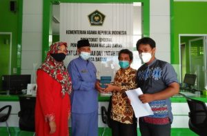 Kemenag Batam serahkan paspor jemaah haji