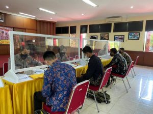 Pemeriksaan dan verifikasi terhadap pendaftar calon anggota Polri tahun 2021 di Polresta Barelang, Selasa (30/3/2021). Pemeriksaan dan verifikasi terhadap pendaftar calon anggota Polri tahun 2021 di Polresta Barelang, Selasa (30/3/2021).