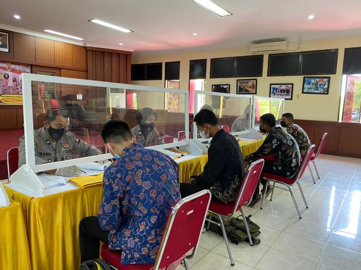 Pemeriksaan dan verifikasi terhadap pendaftar calon anggota Polri tahun 2021 di Polresta Barelang, Selasa (30/3/2021). Pemeriksaan dan verifikasi terhadap pendaftar calon anggota Polri tahun 2021 di Polresta Barelang, Selasa (30/3/2021).