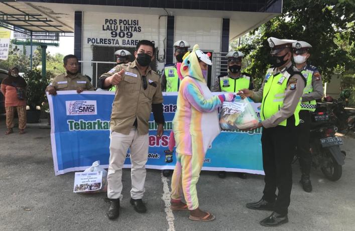 Pengurus SMSI Kota Batam kembali menggelar kegiatan bagi masyarakat berupa bantuan paket sembako dalam Jumat Berkah pada Jumat (19/3/2021).
