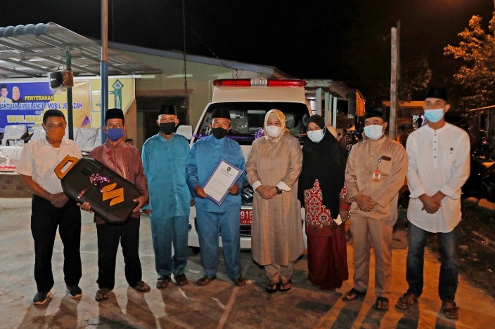 Wakil Gubernur Kepri Marlin Agustina menyerahkan bantuan satu unit mobil ambulance untuk masyarakat Kampung Bagan, Sei Beduk, Batam, Rabu (17/3/2021) malam.