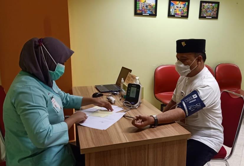 Ketua Komisi I DPRD Kota Batam, Budi Mardianto menjalani vaksinasi Covid-19 di RS Awal Bros Batam, Rabu (3/3/2021).
