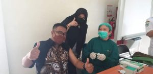 Kepala Dinas Kebudayaan dan Pariwisata (Disbudpar) Batam, Ardiwinata divaksin Covid-19 di RSUD Embung Fatimah, Kamis (4/3/2021).