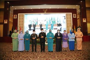 Gubernur Kepri Ansar Ahmad melantik kepengurusan PKK Kepri.