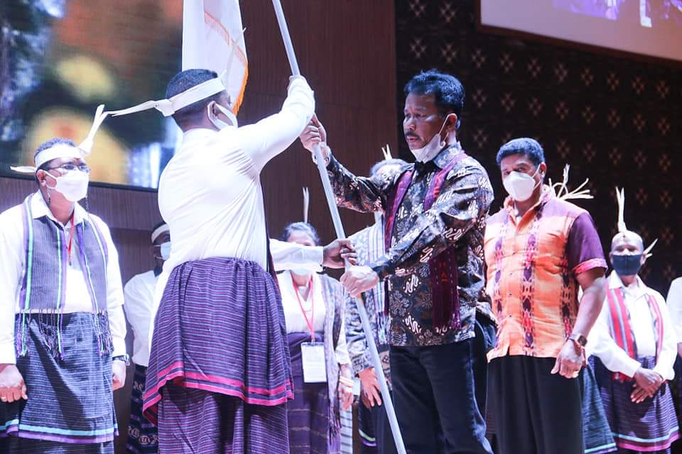 Wali Kota Batam, Muhammad Rudi, mengukuhkan pengurus Kerukunan Keluarga Lembata (Kekal) Batam periode 2020-2024 di Hotel Aston, Minggu (7/3/2021).
