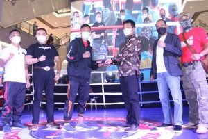 Wali Kota Batam Muhammad Rudi menyerahkan piala bergilir Wali Kota Batam, Minggu (7/3/2021) sore.