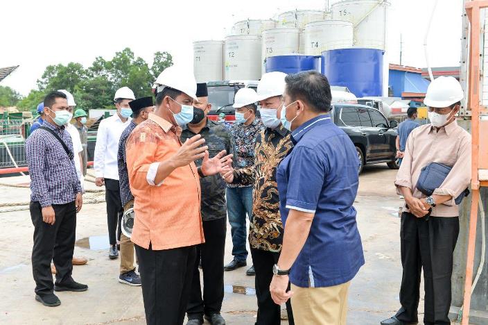 Gubernur Kepri Ansar Ahmad bersama Penasihat Menteri Bidang Pertahanan dan Keamanan Maritim Kementerian Perekonomian Marves, Laksamana TNI (Purn) Marsetio, Ahad (14/3/2021).