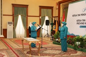 Marlin Agustina Rudi resmi dilantik sebagai Ketua Tim Penggerak Pemberdayaan dan Kesejahteraan Keluarga (TP-PKK) Kota Batam periode 2021-2024 Marlin Agustina Rudi resmi dilantik sebagai Ketua Tim Penggerak Pemberdayaan dan Kesejahteraan Keluarga (TP-PKK) Kota Batam periode 2021-2024