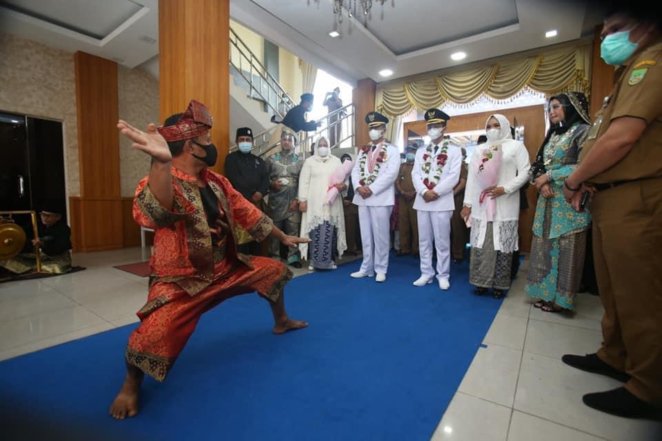 Adat Melayu menyambut kedatangan Wali Kota Batam Muhammad Rudi dan Wakil Wali Kota Batam Amsakar Achmad usai dilantik untuk periode jabatan 2021-2024.