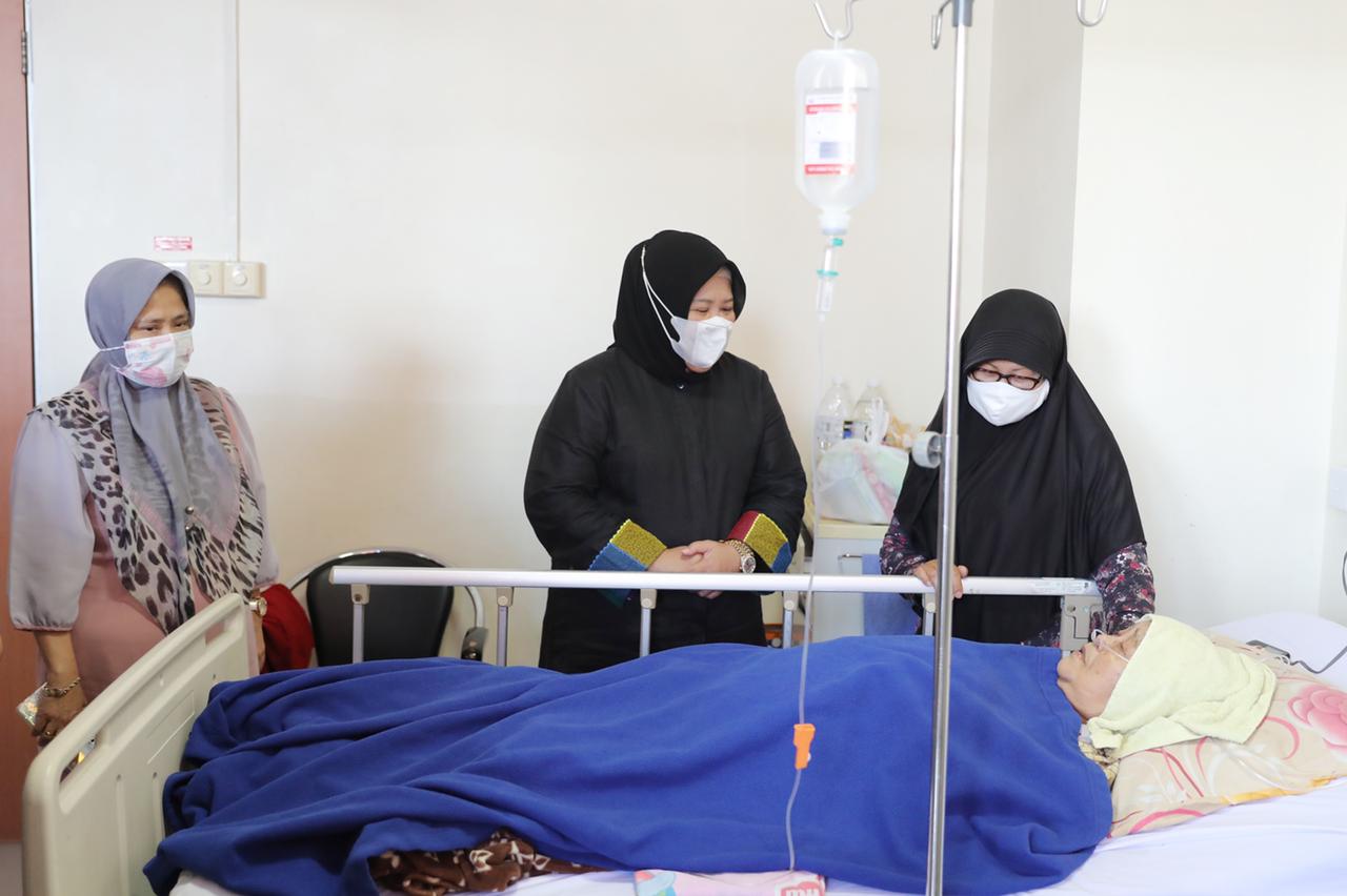 Wakil Gubernur Marlin Agustina menjenguk pasien di RSUD Embung Fatimah Batam, Selasa (16/3/2021).