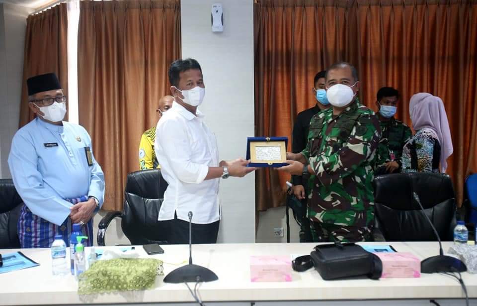 Wali Kota Batam, Muhammad Rudi menerima kunjungan Waaspotdirga Kasau, Marsma TNI Tyas Nur Adi di Kantor Wali Kota Batam, Rabu (17/3/2021).
