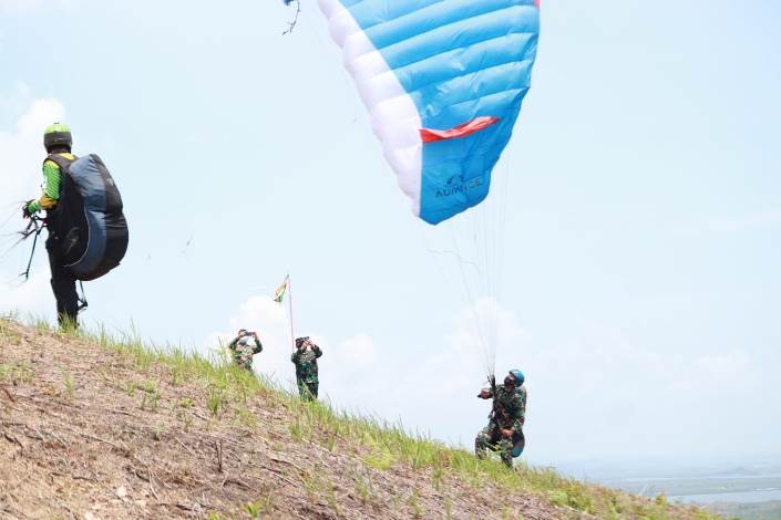 Waaspotdirga Mabesau Marsma Tyas Nur Adi beserta rombongan didampingi Danlanud Hang Nadim Letkol Pnb Iwan Setiawan dan Kadisops Lanud Hang Nadim Mayor Lek Wardoyo meninjau venue paralayang di Bukit Gendang Pulau Rempang Batam, Kamis (18/3/2021).