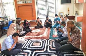 Doa bersama sebagai rasa syukur Pejabat Pemko Batam menjalankan suntikan dosis kedua vaksin Covid-19 di RSUD Embung Fatimah Kota Batam, Kamis (18/3/2021). Doa bersama sebagai rasa syukur Pejabat Pemko Batam menjalankan suntikan dosis kedua vaksin Covid-19 di RSUD Embung Fatimah Kota Batam, Kamis (18/3/2021).