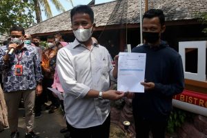 Wali Kota Batam Muhammad Rudi mendampingi Menparekraf Sandiaga Uno meninjau pelaksanaan vaksinasi Covid-19 bagi pelaku pariwisata di Kelong Batam View Beach Resort Nongsa, Sabtu (20/3/2021).