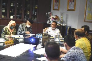 Gubernur Kepri Ansar Ahmad memimpin Rapat Pembahasan Proyek-proyek Pembangunan di Kota Tanjungpinang di Ruang Kerja Gubernur lantai 4, Dompak, Kamis (25/3/2021).