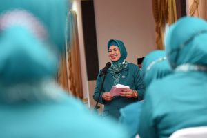 Ketua Tim Penggerak Pemberdayaan dan Kesejahteraan Keluarga (TP PKK) Kepulauan Riau (Kepri), Dewi Kumalasari Ansar menyampaikan sambutan dalam pengukuhan pengurus TP PKK Lingga periode 2021-2024 di Gedung Daerah Lingga, Jumat (26/3/2021) sore.