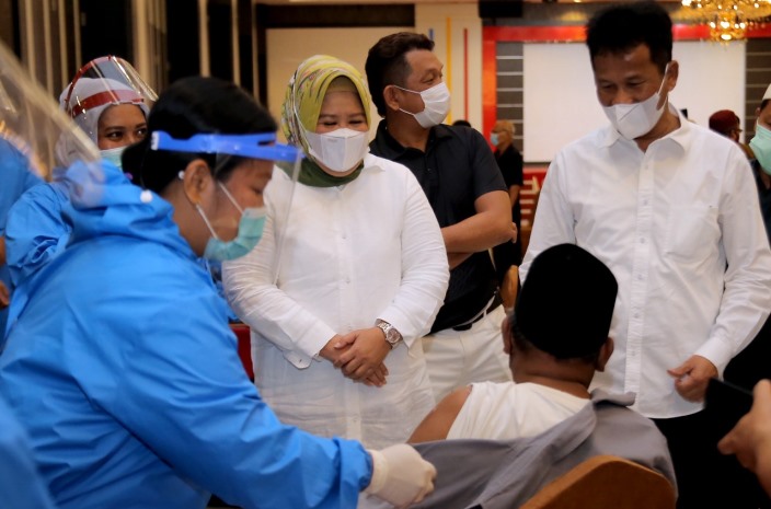 Wakil Gubernur Kepri Marlin Agustina dan Wali Kota Batam Rudi meninjau Vaksinasi Covid-19 kepada Imam, Bilal, Mubalig se-Kota Batam di Golden Prawn Batam, Senin (29/3/2021).