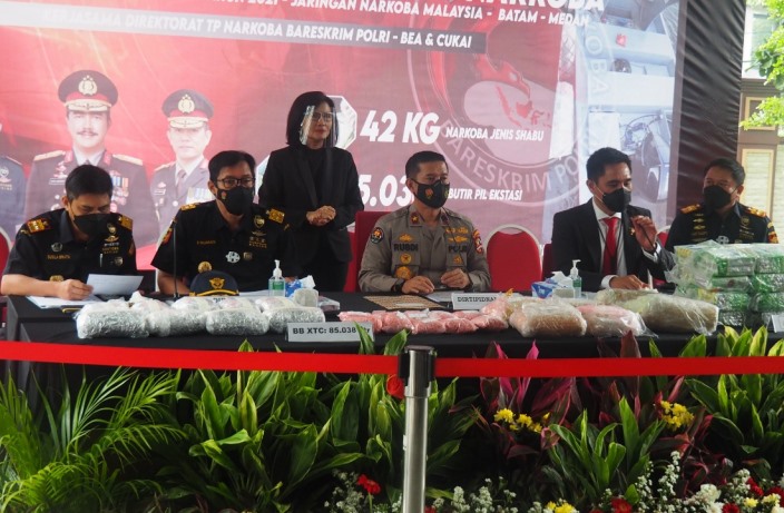 Dir Tipid Narkoba Bareskrim Polri Brigjen Krisno Halomoan Siregar dalam jumpa pers di Gedung Bareskrim Polri, Jakarta Selatan, Selasa (30/3/2021).