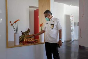 Seketaris Daerah (Sekda) Kota Batam, Jefridin memuji Harris Resort Waterfront Batam yang ikut mengenalkan tepak sirih, tanjak dan kuliner khas Melayu kepada pengunjung.