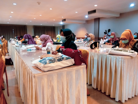 Pelaku ekonomi kreatif di kota Tanjungpinang mengikuti Workshop Desain Kemasan, di Hotel Bintan Plaza Tanjungpinang, Kepulauan Riau, Rabu (24/3/2021).