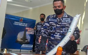Kapal Selam Nanggala-204 Retak Kapal Selam Nanggala-204 Retak