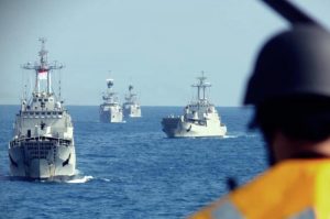 Formasi tabir unsur-unsur KRI untuk melindungi badan utama dalam latihan operasi Amfibi di Laut Natuna, Minggu 11 April 2021.
